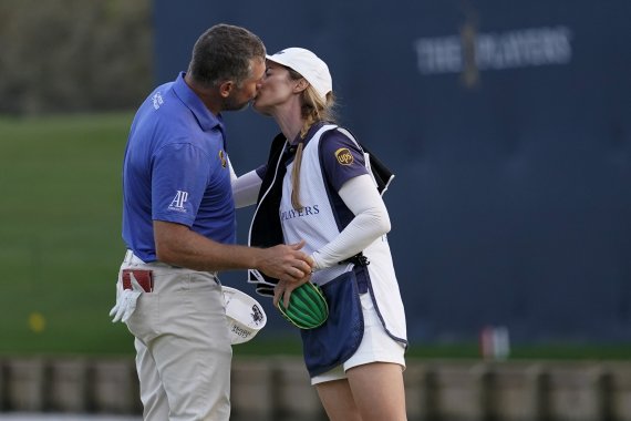 리 웨스트우드가 14일 미국 플로리다 주 잭슨빌 인근 TPC 소그래스에서 벌어진 PGA 투어 플레이어스 챔피언십 3라운드를 마친 뒤 여자친구이자 캐디인 헬렌 스토리와 입을 맞추고 있다. AP뉴시스