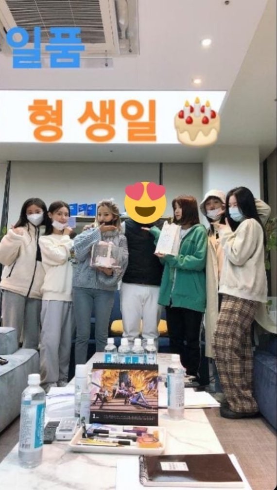 (여자)아이들 수진이 사진 가장 왼쪽에 서 있다. '형 생일'이라는 문구가 적혀 있어 소속사 대표의 동생이 게시 주체로 추정되고 있다. / 사진=온라인 커뮤니티