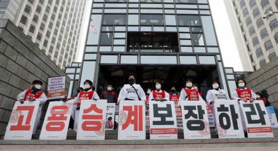 신뢰관계 형성됐는데 종전 용역업체 직원 고용 거절..대법 "부당해고”