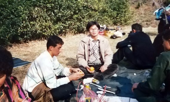 1991년 당시 고려대 학원자주화추진위원회 위원장을 맡았다가 실종된 김성학씨(왼쪽 세번째)가 실종되기 전 동생의 군 면회를 갔다가 촬영한 사진.(김성진씨 제공) © News1