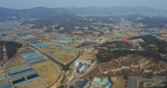 [용인=뉴시스] 김종택기자 = 한국토지주택공사(LH) 직원들의 3기 신도시 땅투기 의혹이 제기된 가운데 경기도가 전수조사단 TF팀을 구성하는 등 공직자 투기 여부를 조사하고 있다. 조사 대상 지역은 경기 용인플랫폼시티와 SK하이닉스 반도체,성남금토, 평택 현덕지구 등이다. 사진은 15일 SK하이닉스 반도체 클러스터가 들어설 경기도 용인시 원삼면 일대 부지 모습. 2021.03.15.jtk@newsis.com