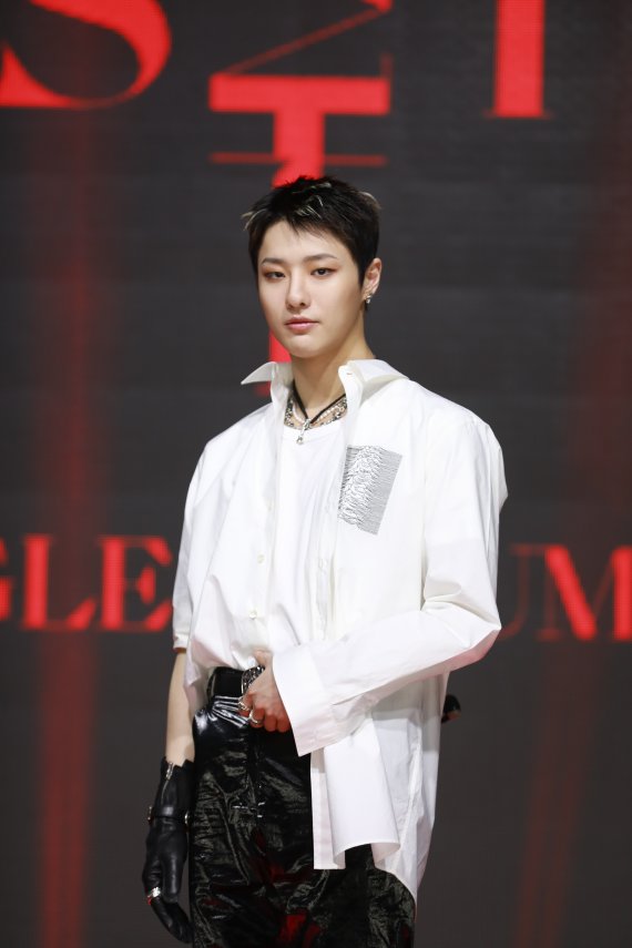 [서울=뉴시스]가수 우즈(조승연)가 15일 첫 싱글 앨범으로 컴백한다. 사진은 이날 진행된 온라인 미디어 쇼케이스. (사진=위에화엔터테인먼트 제공) 2021.03.15. photo@newsis.com