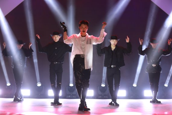 [서울=뉴시스]가수 우즈(조승연)가 15일 첫 싱글 앨범으로 컴백한다. 사진은 이날 진행된 온라인 미디어 쇼케이스. (사진=위에화엔터테인먼트 제공) 2021.03.15. photo@newsis.com