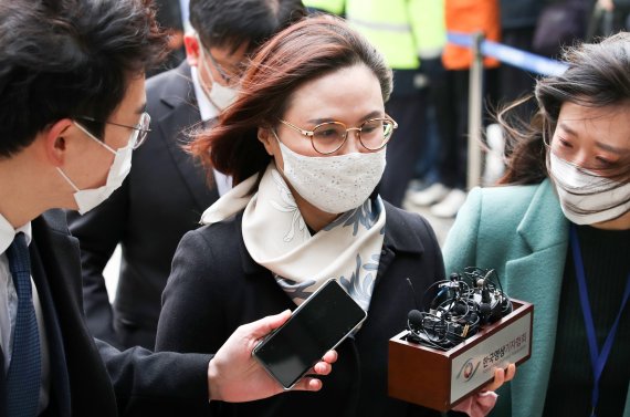 자녀 입시비리와 사모펀드 투자 의혹 등의 혐의로 재판에 넘겨진 정경심 동양대 교수가 지난해 12월23일 오후 서울 서초구 서울중앙지법에서 열린 1심 선고 공판에 출석하고 있다. 사진=뉴시스