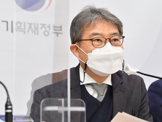 [서울=뉴시스]박미소 기자 = 강승준 기획재정부 재정관리관이 16일 오전 정부세종청사에서 열린 '3차 재난지원금 집행현황 및 향후계획' 백브리핑에서 주요 내용을 발표하고 있다. (사진=기획재정부 제공) 2021.03.16. photo@newsis.com *재판매 및 DB 금지 <저작권자ⓒ 공감언론 뉴시스통신사. 무단전재-재배포 금지.> /사진=뉴시스화상