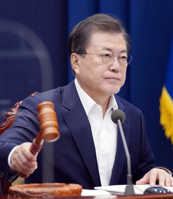 文대통령, 인적 쇄신 '시동'...이번주 靑 참모진 개편할 듯