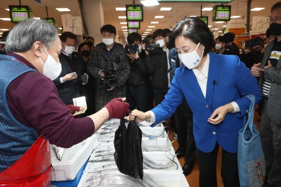 박영선 더불어민주당 서울시장 후보가 16일 오전 서울 동작구 노량진 수산시장을 방문해 상인들과 인사를 나누고 갈치를 구매하고 있다. 사진=뉴시스