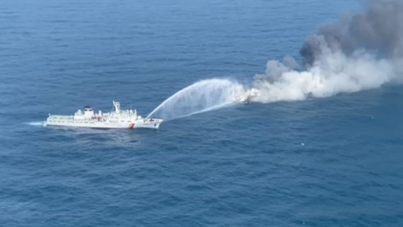 거제도 인근 홍도 해상 40톤급 어선 화재…승선원 11명 전원 구조