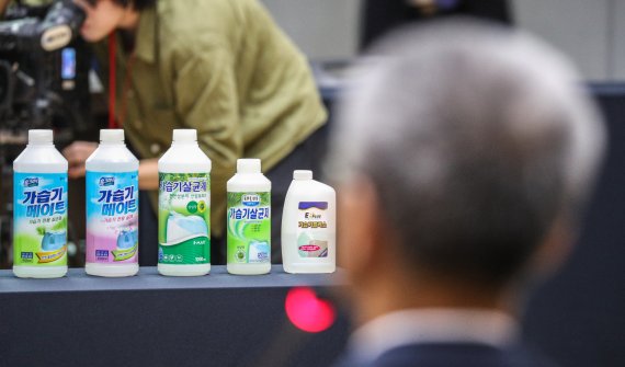 2019년 8월28일 오전 서울 중구 서울시청에서 열린 '가습기살균제참사 진상규명 청문회'에 문제가 된 가습기살균제 제품이 놓여 있다. /사진=뉴스1