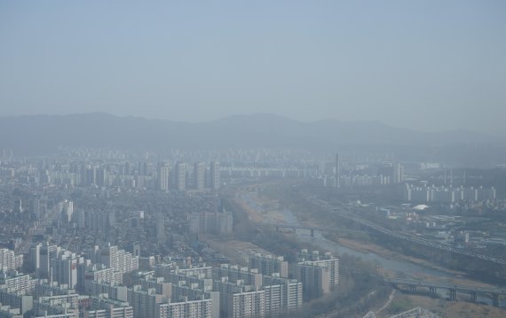 전국적으로 황사가 발생된 지난 16일 서울 삼성동 무역센터에서 바라본 서울 하늘이 뿌옇게 보인다. 이날 차가운 북서풍의 영향으로 서울은 중국 베이징과 같은 최악의 황사는 발생하지 않았다. /사진=박범준 기자
