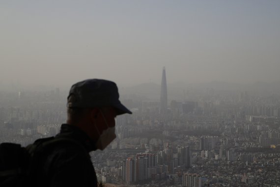 전국 대부분 지역에 중국발 황사가 관측된 지난 16일 경기도 광주시 남한산성에서 바라본 서울 도심이 뿌옇게 보이고 있다.<div id='ad_body3' class='mbad_bottom' ></div> /사진=뉴스1