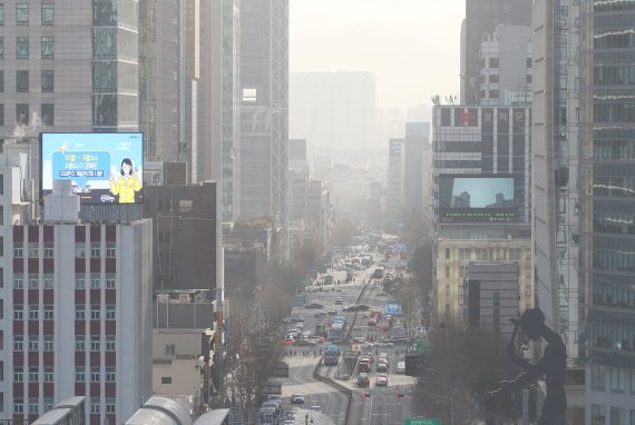 중국발 황사 등의 영향으로 서울 등 전국 곳곳의 미세먼지 농도가 나쁨 수준을 보인 17일 오전 서울 도심이 뿌옇게 흐려져 있다.<div id='ad_body3' class='mbad_bottom' ></div> /사진=뉴시스