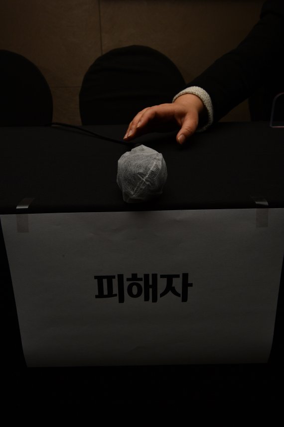 지난 17일 오전 서울 중구 명동의 한 호텔에서 열린 '서울시장 위력 성폭력 사건 피해자와 함께 말하기' 기자회견에 고 박원순 성폭력 사건 피해자의 자리에 마이크가 놓여지고 있다. / 사진=뉴스1