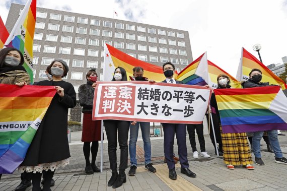 지난 17일 일본 홋카이도 삿포로 지방법원이 동성 간 결혼을 인정하지 않는 것은 헌법에 위배된다는 내용의 판결을 내놨다. 판결 직후 동성 간 결혼 합법화를 지지하는 단체와 변호인단이 '위헌판결'이라고 적힌 배너를 들고 퍼포먼스를 하고 있다. 로이터 뉴스1