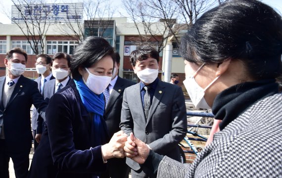 박영선 더불어민주당 서울시장 후보가 17일 서울 금천구 금청구청역을 방문, 서울시민과 인사를 나누고 있다. 사진=뉴시스