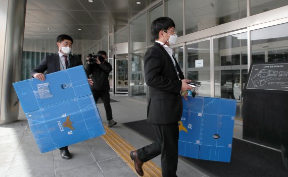 경찰이 17일 경남 진주 소재 한국토지주택공사(LH)본사에서 경찰이 땅 투기 의혹 관련 2차 압수수색을 하기 위해 압수수색 박스를 들고 들어가고 있다. /사진=뉴스1