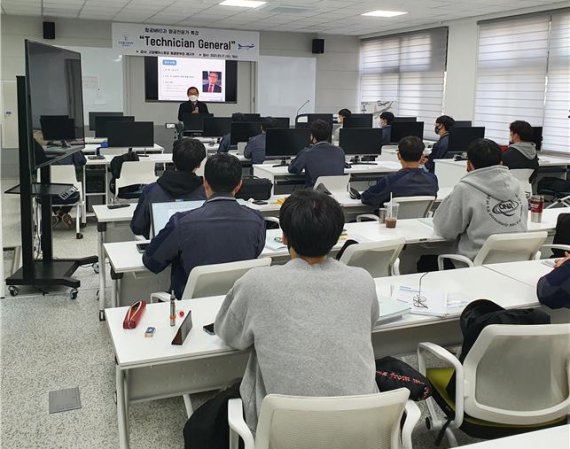 한국폴리텍대학 남인천캠퍼스는 17일 ㈜고암에이스항공 총괄본부장인 채규주 전무를 초청해 항공MRO과 학생들에게 항공전문가 특강을 실시했다.