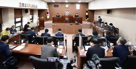 김포시의회 의원들이 16일 열린 제208회 임시회에서 배우자·직계가족 부동산 전수조사를 진행하기로 결정했다.(김포시의회제공) © 뉴스1