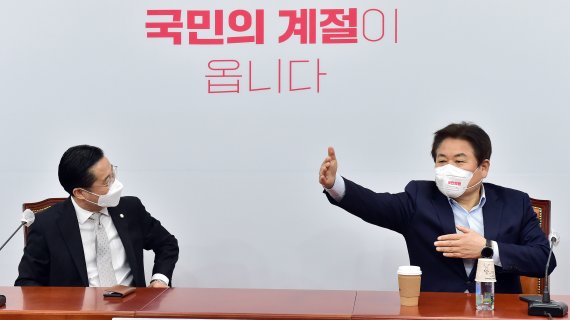 정양석 국민의힘 사무총장(오른쪽)과 이태규 국민의당 사무총장이 15일 오전 서울 여의도 국회에서 열린 오세훈·안철수 서울시장 후보 단일화 실무협상 4차 회의에서 대화를 나누고 있다. 2021.3.15/뉴스1 © News1 신웅수 기자