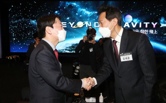 오세훈 국민의힘 서울시장 후보(오른쪽)와 안철수 국민의당 서울시장 후보가 17일 서울 중구 신라호텔에서 열린 매일경제 제30차 국민보고대회에 참석해 인사를 나누고 있다. 2021.3.17/뉴스1 © News1 국회사진취재단