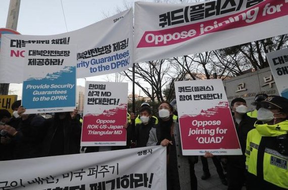 17일 서울 외교부 청사 앞에서 열린 미국 고위급의 방한 반대 시위. 관영 환구시보 캡쳐.