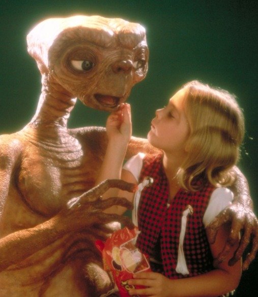 챗GPT가 써낸 소설은 사랑하는 연인을 두고 떠나야만 하는 외계인에 관한 것이었다. 사진은 ET에 출연할 당시의 드류 베리모어. /뉴스1