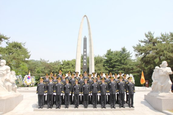 [세종=뉴시스] 제26기 소방간부후보생 30명이 충혼탑 앞에서 단체 사진촬영을 하는 모습. (사진= 소방청 제공) 2021.03.18.