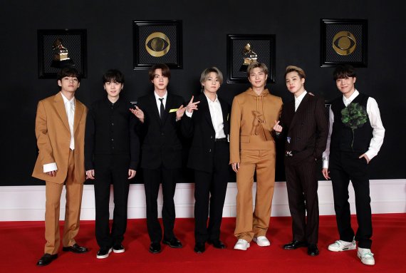 그룹 '방탄소년단'(BTS)이 지난 15일(한국시간) 온라인으로 '제63회 그래미 어워즈(GRAMMY AWARDS)' 레드카펫에 참여했다. / 사진=뉴시스(빅히트엔터테인먼트 제공)