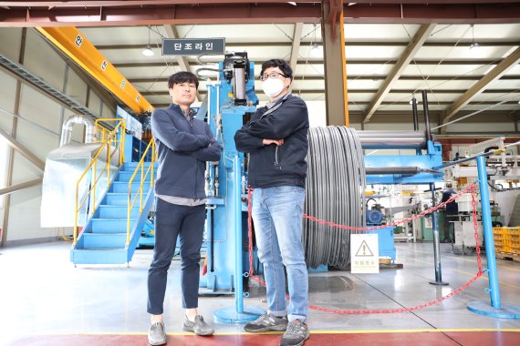 냉각단조 금형의 한계수명 예측 및 모니터링 장비를 개발한 한국생산기술연구원 서영호(왼쪽) 박사가 금형 수명 모니터링을 설치한 이화테크원 작업장에서 기념 촬영을 하고 있다. 생산기술연구원 제공