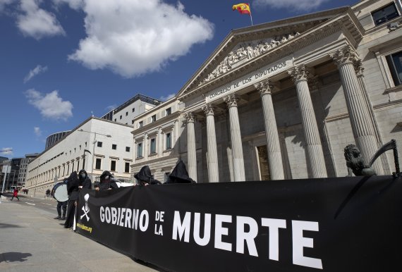오스트리아 정부가 23일(현지시간) 안락사를 허용하는 법률안을 제출했다. 사진은 올초 안락사를 허용한 스페인 마드리드의 의회 앞에서 3월 18일 안락사 반대론자들이 시위하는 모습. AP뉴시스