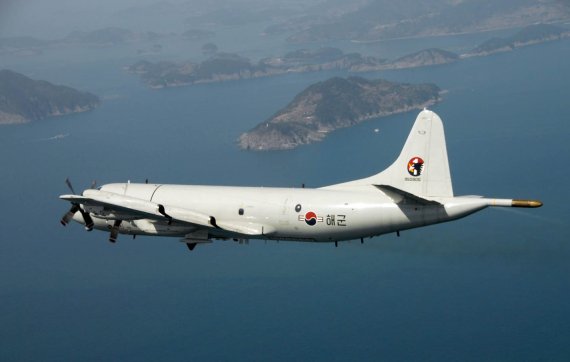지난 2013년 4월 4일 해군 6전단 소속 대잠수함 초계기인 P-3C가 동해와 서해 해상에서 초계작전을 수행하고 있다.<div id='ad_body3' class='mbad_bottom' ></div> 사진=해군 6전단 제공