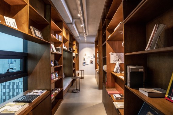 호텔 19층 TELLERS9.5의 아트북 스토어에는 책을 보며 쉴 수 있는 공간이 마련돼 있다. 서울관광재단 제공