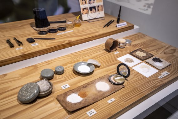 코리아나화장박물관. 옛날 여성들이 쌀가루와 황토를 섞어 만들어 썼던 분가루와 분가루를 담는 분첩, 분가루를 개는 분접, 현대의 분첩을 비교 전시하고 있다. 서울관광재단 제공