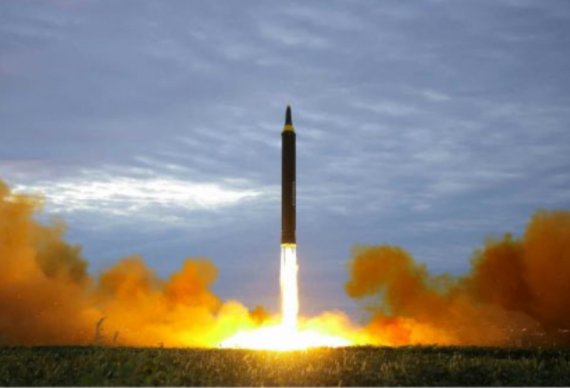 북한의 중장거리탄도미사일(IRBM) '화성-12형' 시험발사 (뉴스1DB) 2017.9.15/뉴스1