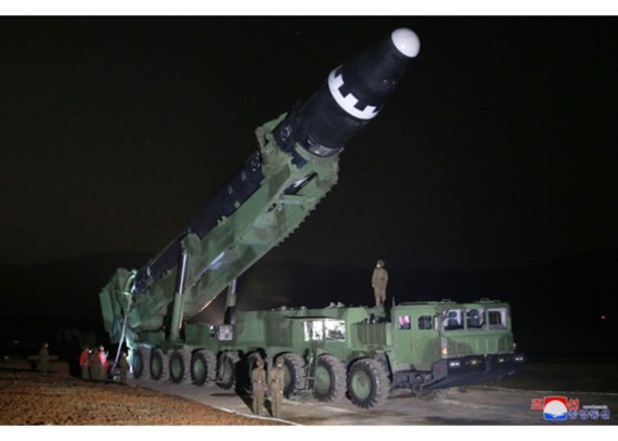 북한의 대륙간탄도미사일(ICBM) '화성-15형' (노동신문) 2017.11.30/뉴스1 © News1 성동훈 기자