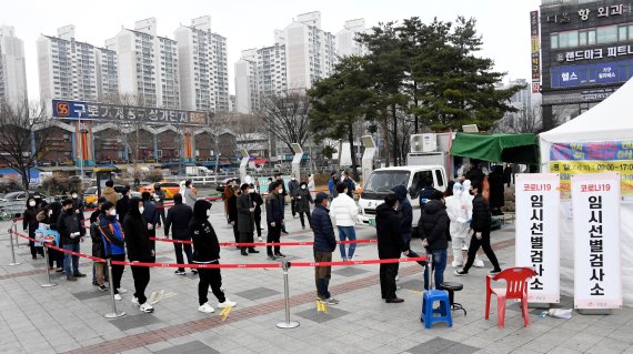 오늘도 600명대.. 다음주 적용할 '거리두기 조정안' 오늘 발표