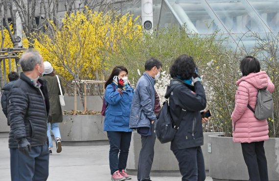 21일 중구 서울로7017 공중보행로를 찾은 시민들이 활짝 핀 봄꽃을 보며 휴일을 보내고 있다. 사진=박범준 기자