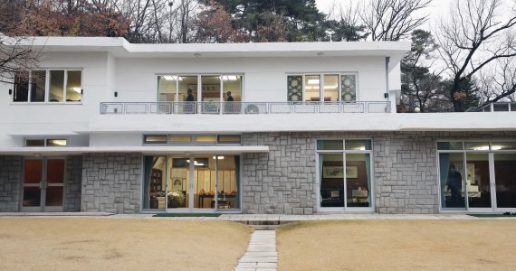 지난 20일 아산 정주영 현대 창업주의 20주기 제사가 열린 서울 종로구 청운동 옛 자택이 21일 공개됐다. 사진은 자택 외관 모습. 현대차그룹 제공