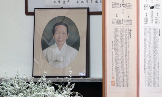 지난 20일 아산 정주영 현대 창업주의 20주기 제사가 열린 서울 종로구 청운동 옛 자택의 내부가 21일 공개됐다. 자택 한켠에 정주영 현대 창업주의 어머니 한성실 여사의 영정이 놓여 있다. 현대차그룹 제공