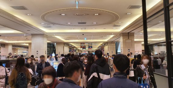 '주문·QR체크·행인' 뒤엉킨 백화점…특별방역 무용지물