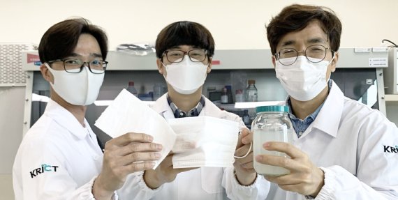 한국화학연구원 바이오화학연구센터 황성연(왼쪽), 박제영(가운데), 오동엽 박사가 '생분해성 마스크 필터와 나노키틴 용액'을 들고 있다. 화학연구원 제공