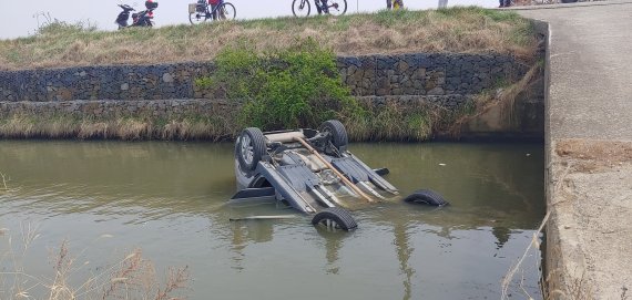 차량이 하천에 전복돼 익사 위기에 처한 일가족 3명을 50대 낚시꾼 김기문씨가 몸을 던져 구조했다. 사진은 사고 현장 모습 (경남경찰청 제공) © 뉴스1
