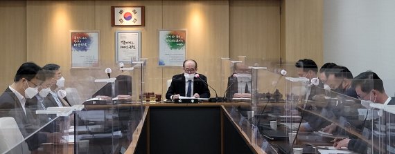 농협중앙회 유찬형 부회장(사진 가운데)이 3월 22일 서울 중구 농협중앙회 본관에서 '2021년 제1차 윤리경영위원회'를 주재하고 있다./사진=농협 제공