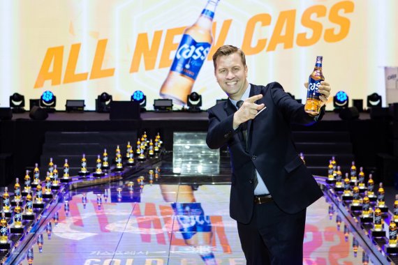 오비맥주는 12일 서울 서초구 세빛섬 플로팅아일랜드에서 ‘올 뉴 카스(All New Cass)’ 출시 기념 기자 간담회를 개최했다. 새롭게 출시된 카스는 투명병, 원재료, ‘변온잉크’ 온도센서, 콜드브루 등 제품 주요 요소에 혁신적 변화를 도입했다. 오비맥주 배하준 사장이 새롭게 탄생한 카스를 손에 들고 환하게 웃고 있다. (오비맥주 제공) 2021.3.12/뉴스1