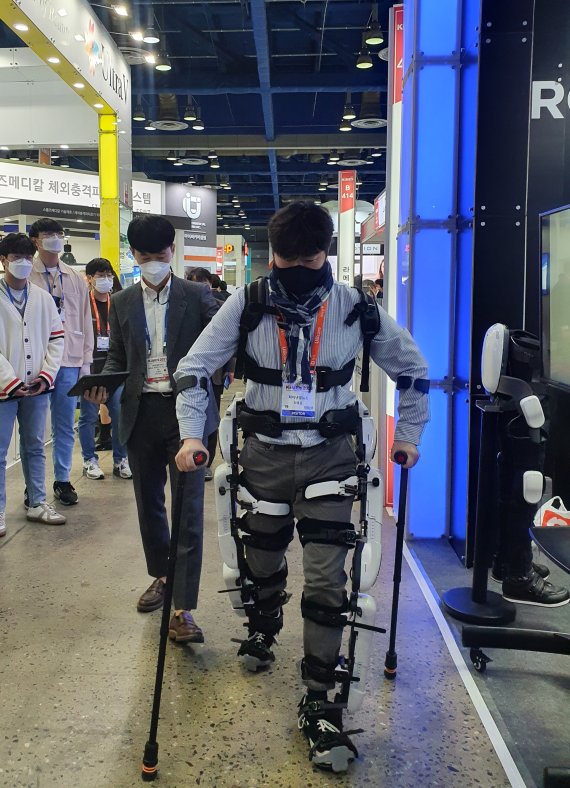 지난 21일 서울 삼성동 코엑스에서 진행된 키메스 행사에서 관람객이 하지마비환자 보행 재활을 돕는 로봇 엔젤레그를 체험하고 있다. 사진=최용준 기자