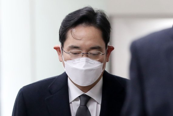 충수염 수술 이재용 부회장 재판 내달 22일로 연기