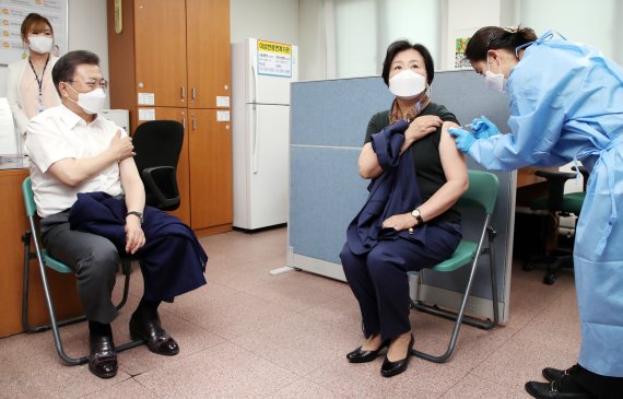 [서울=뉴시스]박영태 기자 = 문재인 대통령이 23일 오전 서울 종로구보건소에서 아스트라제네카(AZ)사의 코로나19 백신을 접종 후 김정숙 여사의 접종을 바라보고 있다. 2021.03.23. since1999@newsis.com <저작권자ⓒ 공감언론 뉴시스통신사. 무단전재-재배포 금지.> /사진=뉴시스화상