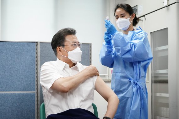 문재인 대통령이 23일 서울 종로구보건소에서 신종 코로나바이러스 감염증(코로나19) 예방을 위한 아스트라제네카(AZ)사의 백신을 맞고 있다. 전문가들은 빠른 백신 접종과 집단 면역 형성을 위해 예방접종 후 이상 반응에 대해 정부가 적극적이고 폭넓게 보상해야 한다고 조언했다. / 사진=뉴스1화상