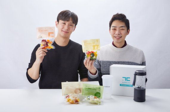 롯데칠성음료 사내벤처TF '프로젝트 간다'의 안진욱 대리(왼쪽)와 박민광 대리