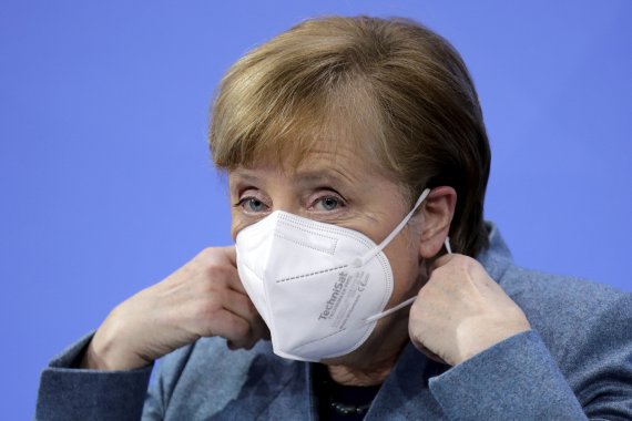 독일은 코로나19와 관련된 방역 대응을 강화키로 했다. 사진은 지난달 1일 베를린에서 열린 화상 기자회견 직전 마스크를 벗는 앙겔라 메르켈 총리의 모습. 뉴시스